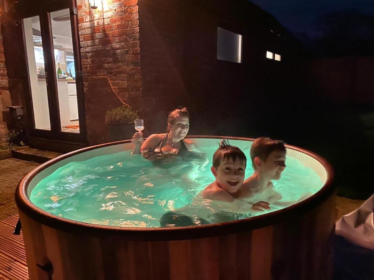 Beautiful Barn Conversion, 3 Bed, Hot Tub, Sauna, Gym, Enclosed Garden Ryde  Exterior foto