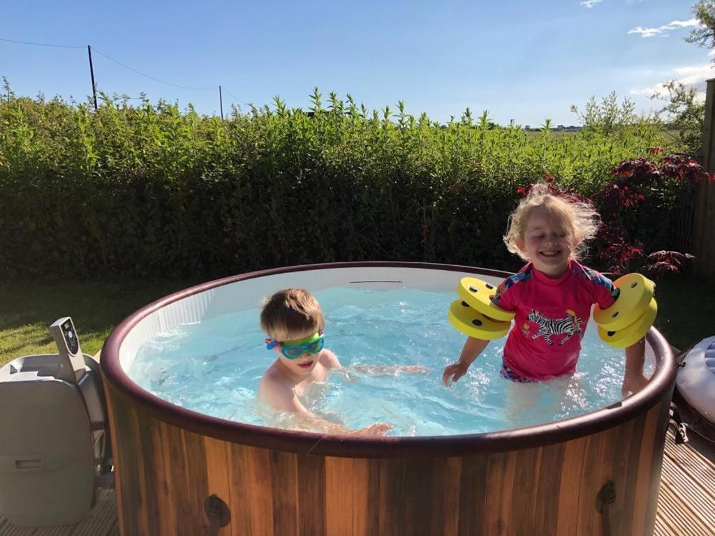 Beautiful Barn Conversion, 3 Bed, Hot Tub, Sauna, Gym, Enclosed Garden Ryde  Exterior foto