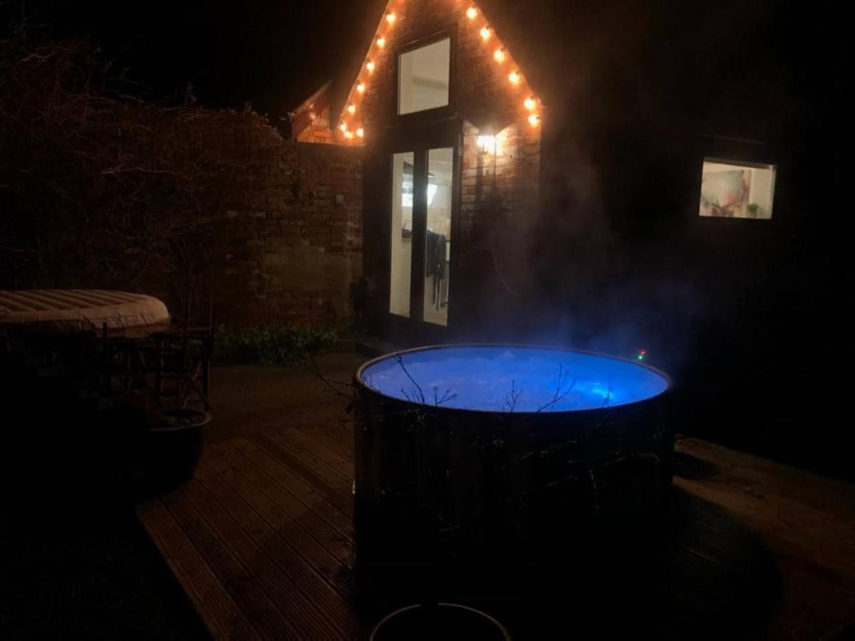 Beautiful Barn Conversion, 3 Bed, Hot Tub, Sauna, Gym, Enclosed Garden Ryde  Exterior foto